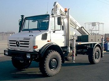 Mercedes-Benz Unimog je vhodný do terénu