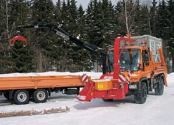 Unimog U400, vybavený štěpkovačem firmy Dúcker - typ HF 270K a zadním nosičem kontejnerů Jitha CAK 45