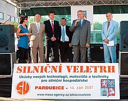 Zahájení se zúčastnilo mnoho významných hostů