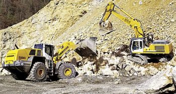 Liebherr L 586 při nabírání pevného materiálu do lopaty