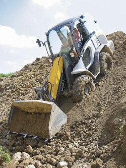 Prostupnost terénem zajištěna díky vysoké světlosti a náhonu 4×4