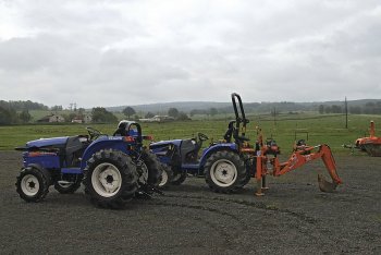 Traktor ISEKI TG 5470 (vlevo) a TH 4335 s podkopem (vpravo)