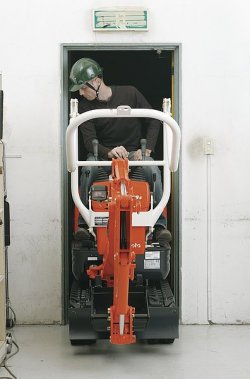 Nejmenší KUBOTA K008 projede standardními dveřmi