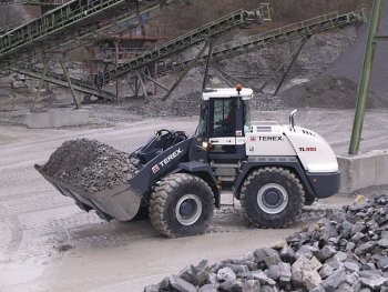Výkonný nakladač TL 310 s lopatou 3,5 m3 má rovněž úsporný hydrostatický pohon pojezdu