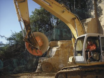 Diamantová pila Echidna D4 s průměrem kotouče 1800 mm byla použita při ražbě skály, kam byl později postaven třípodlažní dům