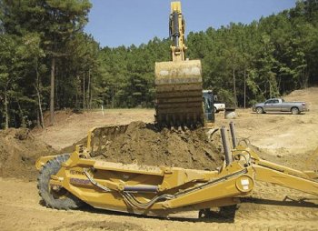 Obr. 8: Skrejper použitý na prevoz zeminy