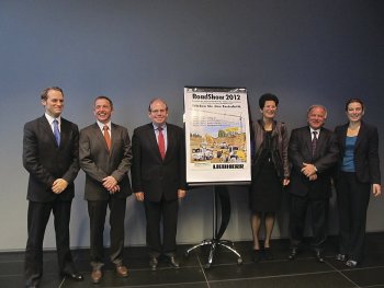 Zástupci firmy Liebherr a jejich partneři z firem Mercedes-Benz, Wilhelm Schwarzmüller GmbH a Trimble – společné foto (zleva: Gottfried Vallant, Mercedes-Benz Österreich; Johann Kreuzberger, Liebherr-Werk Bischofshofen GmbH; Hannes Nachtelberger, Schwarzmüller GmbH; Gabi Schidhäuser, Mercedes-Benz Österreich; Otto Singer, Liebherr-Werk Bischofshofen GmbH; Sylvie Leiss, Trimble)