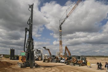Beranicí a vrtací zařízení LRB 125 s vibračním vháněním výpažnic a štetovnicí vlevo