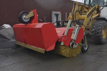 Největší zametač K-750 při volném metení se sběrnou nádobou