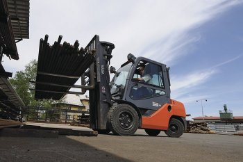 Základem úspěchu Toyoty Tonero v těžkém nasazení je její robustní konstrukce; plastové díly, běžné u jiných vozíků, nahradila pevná ocel, elektronický mozek je pečlivě a důkladně zakrytován a chráněn před působením prachu nebo jiných nečistot