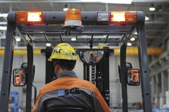 Bezpečná a rychlá práce je podpořena výbornou viditelností z místa řidiče všemi směry, sadou zpětných zrcátek a účinným pracovním osvětlením