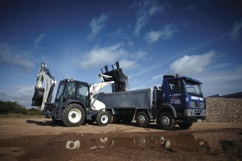 Nakládání na korbu je pro TLB890 hračka, standardní i univerzální lžíce Terex 7 v 1 pojme 1,2 m3