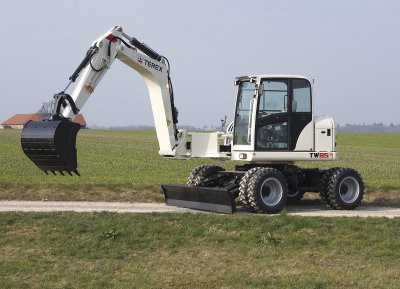 Kompaktní kolové rypadlo TW85 (před faceliftem) s offsetovým výložníkem, který zlepšuje dosah stroje
