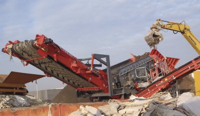 Mobilní třídič FINLAY 833D COMBI FLIP FLOW je schopen zpracovat extrémně lepivé materiály (např. staré haldy odvaly, odpady, zeminy, kaly, nebo jemné frakce