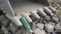 Testování v kamenolomu v Dolních Kounicích na stroji Volvo EC360B LC (lžíce, na které test proběhl)