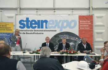 Zleva Dr. Friedhelm Rese, ředitel veletrhu steinexpo, Fred Cordes, Zeppelin Baumaschinen GmbH, Michael Brookshaw, Sandvik Construction Mobile Crushers & Screens Ltd