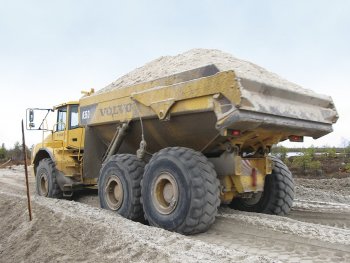 Kloubový dumper Volvo A35D a pneumatiky ERD