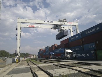 Kontejnerový portálový jeřáb Kalmar RTG na pneumatikách