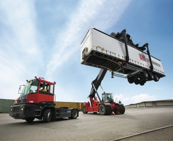 Teleskopický překladač kontejnerů DRF450, 45 tun a terminálový tahač řady TT