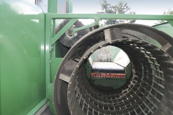 Stroj lze vybavit síty různých frakcí. Na obrázku dvojice sít pro třídění zeminy
