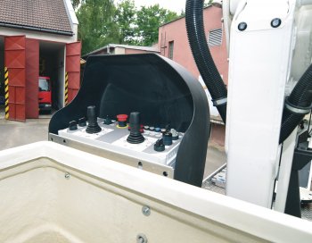 Ovládání plošiny a opěr podvozku je možno přímo z koše