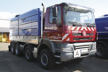 TATRA PHOENIX s kombinovanou čistící nástavbou se dvěma nádržemi