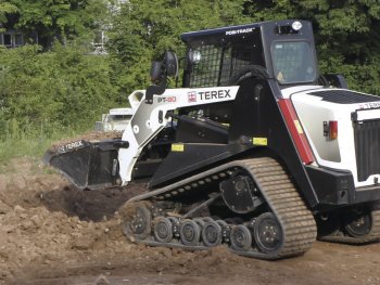 Těžký terén je výzvou pro nakladače TEREX s odpruženými podvozky ASV vlastní konstrukce