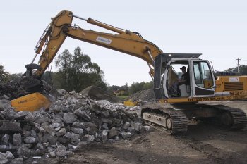 Liebherr 934 a drticí lopata Hartl Crusher HBC 750