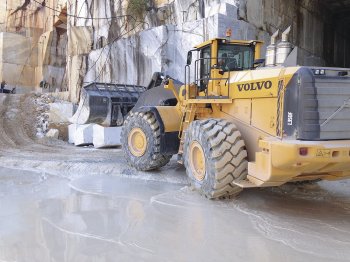 Pneumatika Goodyear RT-5D na kolovém nakladči Volvo L350F