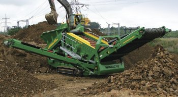 Hrubotřídič McCloskey R155 – recyklační aplikace