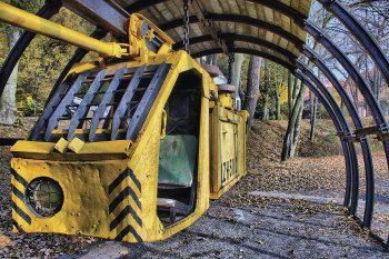 Součástí volné venkovní expozice je například důlní lokomotiva