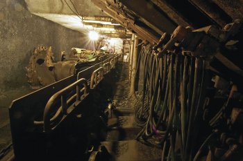 Při těžbě uhlí z porubů byl využíván dobývací kombajn, který se pohyboval těsně podél porubu po hřeblovém dopravníku.