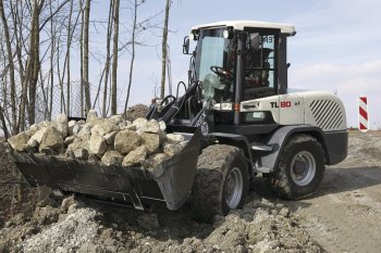 Vysoce pohyblivý kompaktní kolový nakladač TEREX TL 80 je jedním z představitelů jemně odstupňované
typové řady