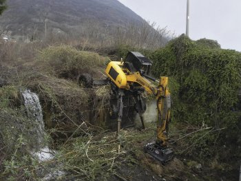 Kráčivé rypadlo OSMA-BATEMAG s mulčovačem OSMA při čistění přepadu na horské přehradě
