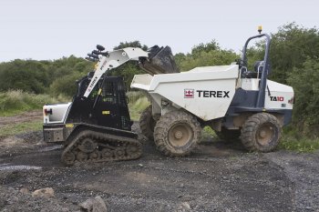 Malý pásový nakladač TEREX PT-60 a  největší ze staveništních demprů TEREX nosnosti 10 t