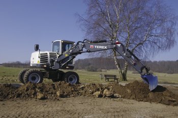 Zemní práce pomocí kompaktního kolového rypadla TEREX mají často větší efektivitu než práce pomocí traktorbagru