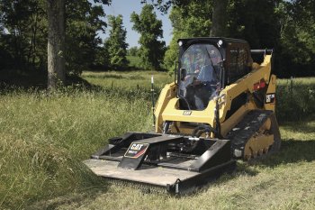 Kompaktní pásový nakladač Cat 259D s mulčovačem Cat BR272. Díky široké škále příslušenství najdou tyto stroje uplatnění v celé řadě aplikací napříč různými obory