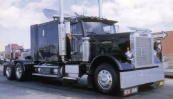Freightliner FL 459 (1972), 290/213 (k/kW), vidlicový osmiválec 14,7 l
