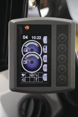 Nový ovládací panel COMPASS zobrazuje obsluze řadu užitečných informací, například diagnostické údaje, servisní intervaly, ale dají se pomocí něj nastavit také hodnoty hlavního i přídavného hydraulického okruhu, spustit nastavení „rýpadlo” nebo „rýpadlo-nakladač” a také aktivovat tzv. ekonomický režim.
