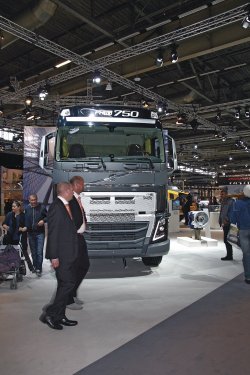 Volvo FH16 s novým vysoce odolným nárazníkem na veletrhu INTERMAT