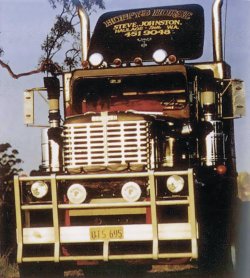 Oshkosh Serie R-Australia (1969), 350/259 (k/kW), vidlicový osmiválec 14,6 l