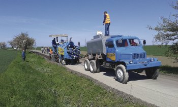 Průjezd recyklační frézy s přidáním asfaltové emulze