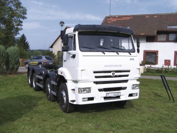 KAMAZ 65201 B5 8&times;4 s motorem Euro 5 o výkonu 287 kW s převodovkou ZF 16S (+dvě uzávěrky zadních diferenciálů) je určen pro stavební sektor