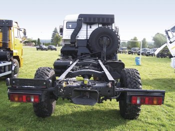 KAMAZ 43502 D5 4&times;4 s motorem Euro 5 o výkonu 208 kW, převodovkou ZF9 s mezinápravovou a zadní uzávěrkou diferenciálu najde uplatnění jak ve stavebnictví, tak i při údržbě komunikací