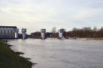 Zdymadlo v Srnojedech slouží v současné době pouze pro osobní a rekreační platbu. Součástní vodního díla je také malá vodní elektrárna o výkonu asi 2 MW.