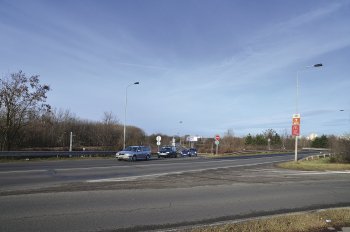 Mimoúrovňová křižovatka Palackého ležící na I/37, kde končí čtyřpruhové uspořádání silnice z Hradce Králové (přijíždějící vozidla zleva).