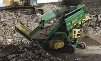 Plošinový třídič McCloskey Kompaq &ndash; třídění stavebních odpadů