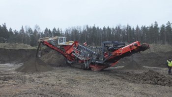 FINLAY 883 SPALECK třídí zeminu