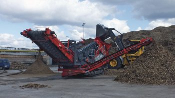 FINLAY 883 SPALECK třídí dřevěnou štěpku