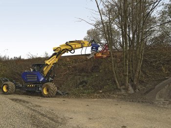Kráčivý bagr KAISER S12 Allroad s kácecími nůžkami
